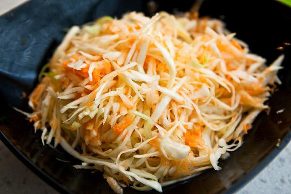 Салат с капустой и яблоком и морковью рецепт Салат с капустой и яблоком и морковью рецепт
