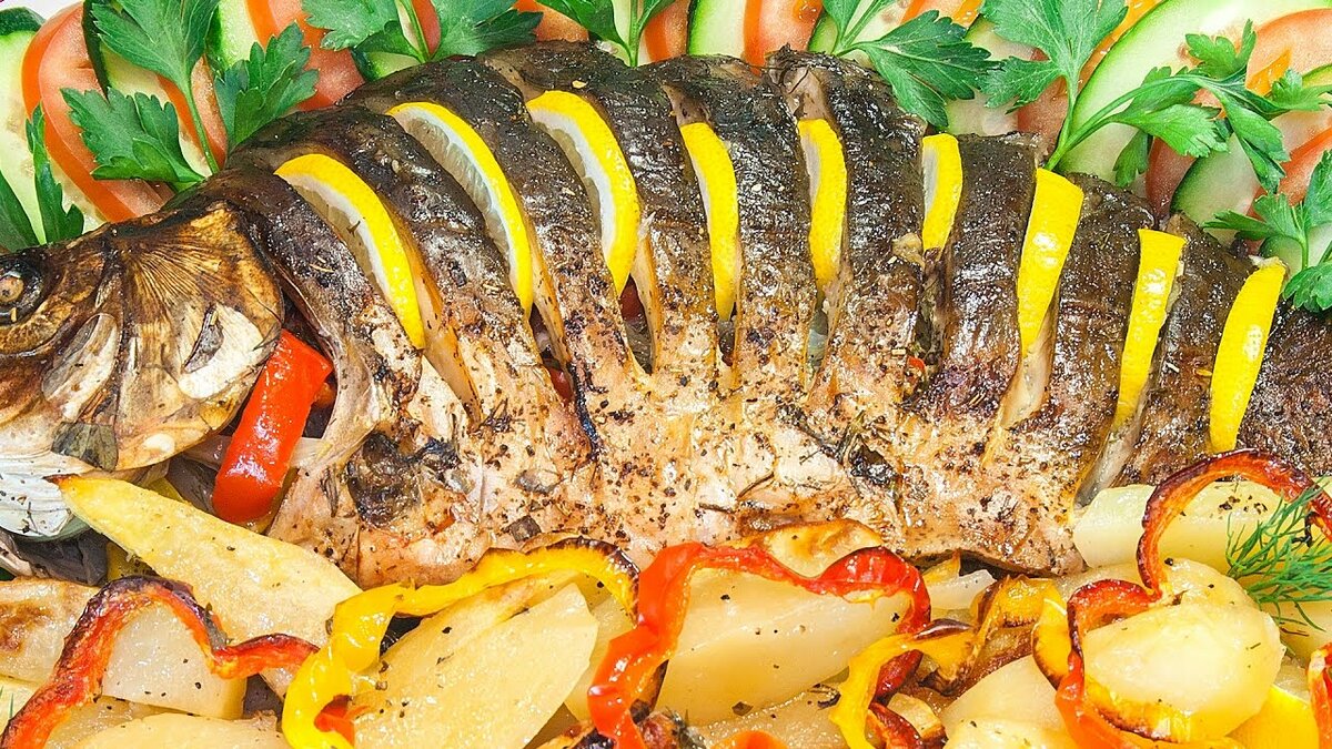 Рыба,фаршированная овощами,с картофелем,запеченная в духовке